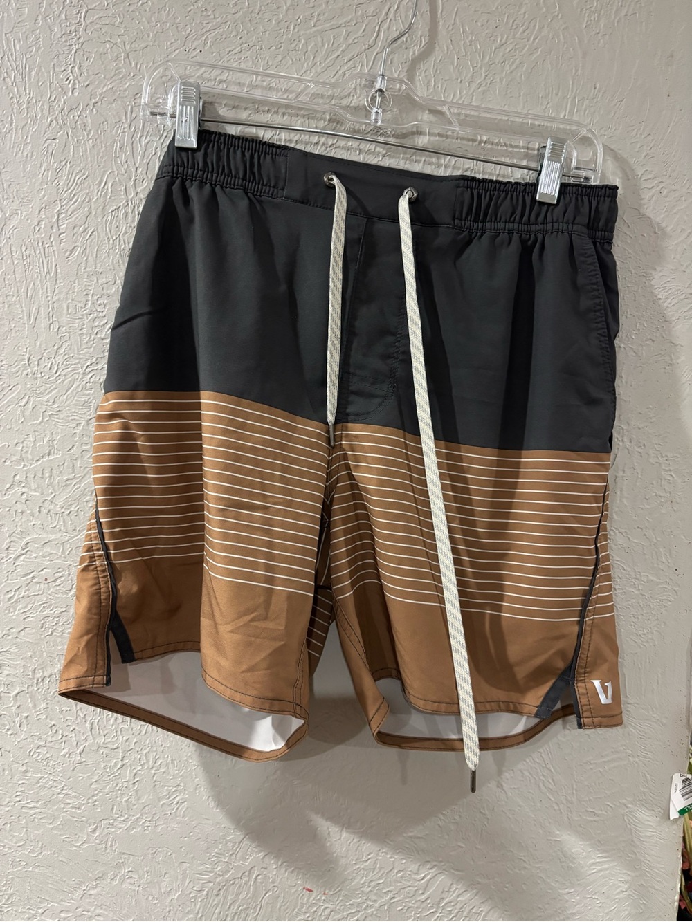 Vuori Trail Shorts Lined Mens size M in Tan Strip/Black Gym Performance Athletic